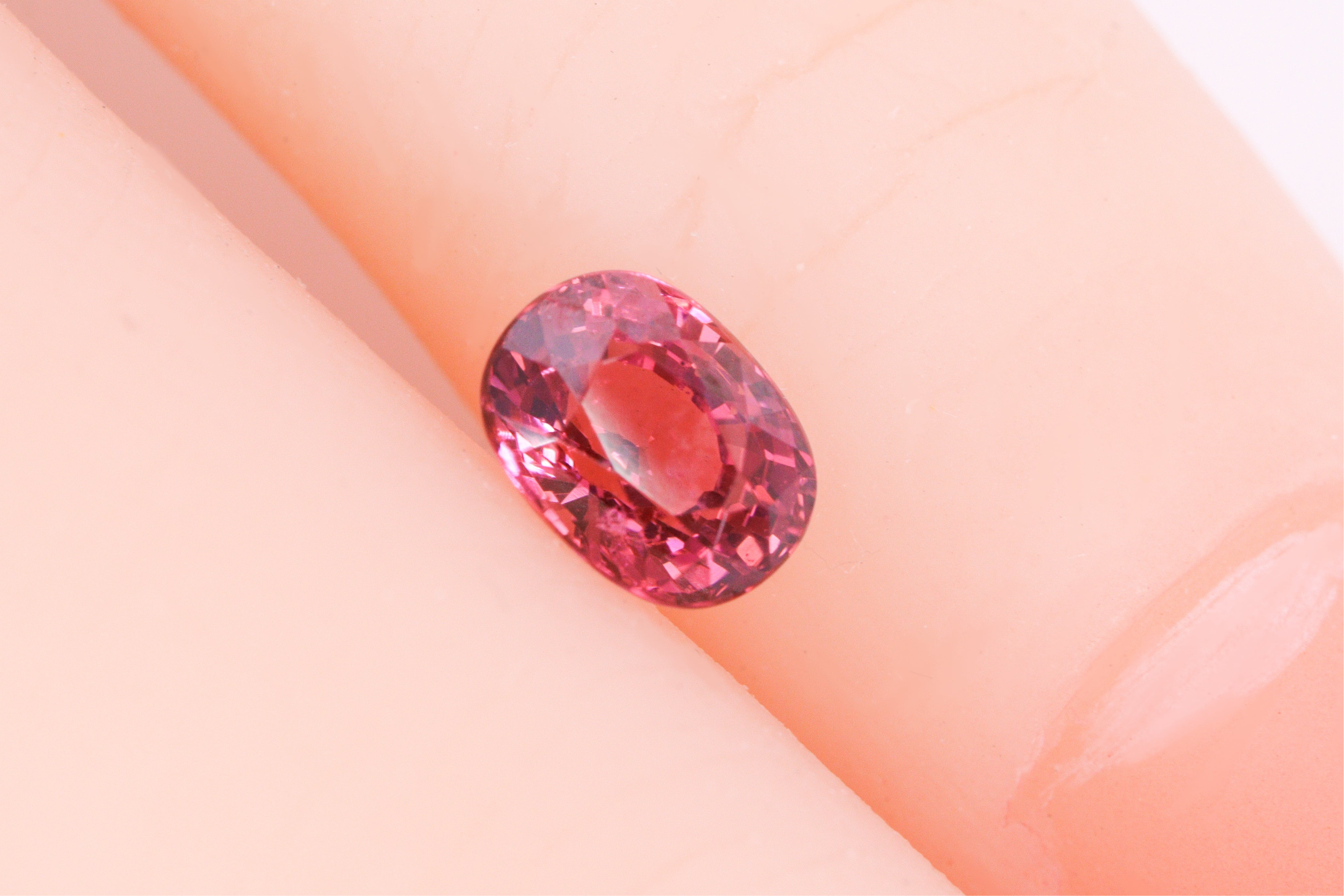 レッドスピネル0.84ct 【AR977】