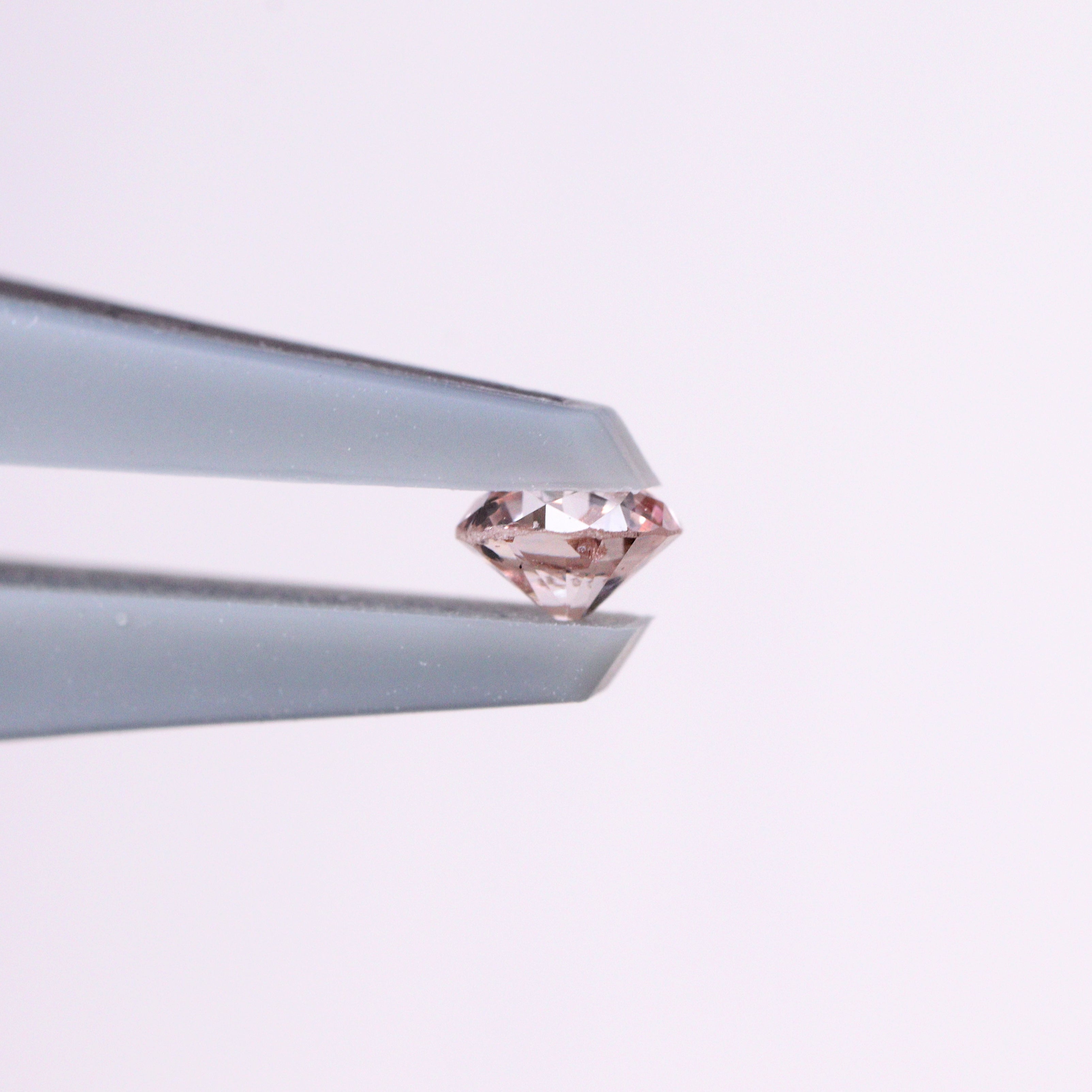 ピンクダイヤモンド<BR>fancy Light orangy pink<BR>0.104ct