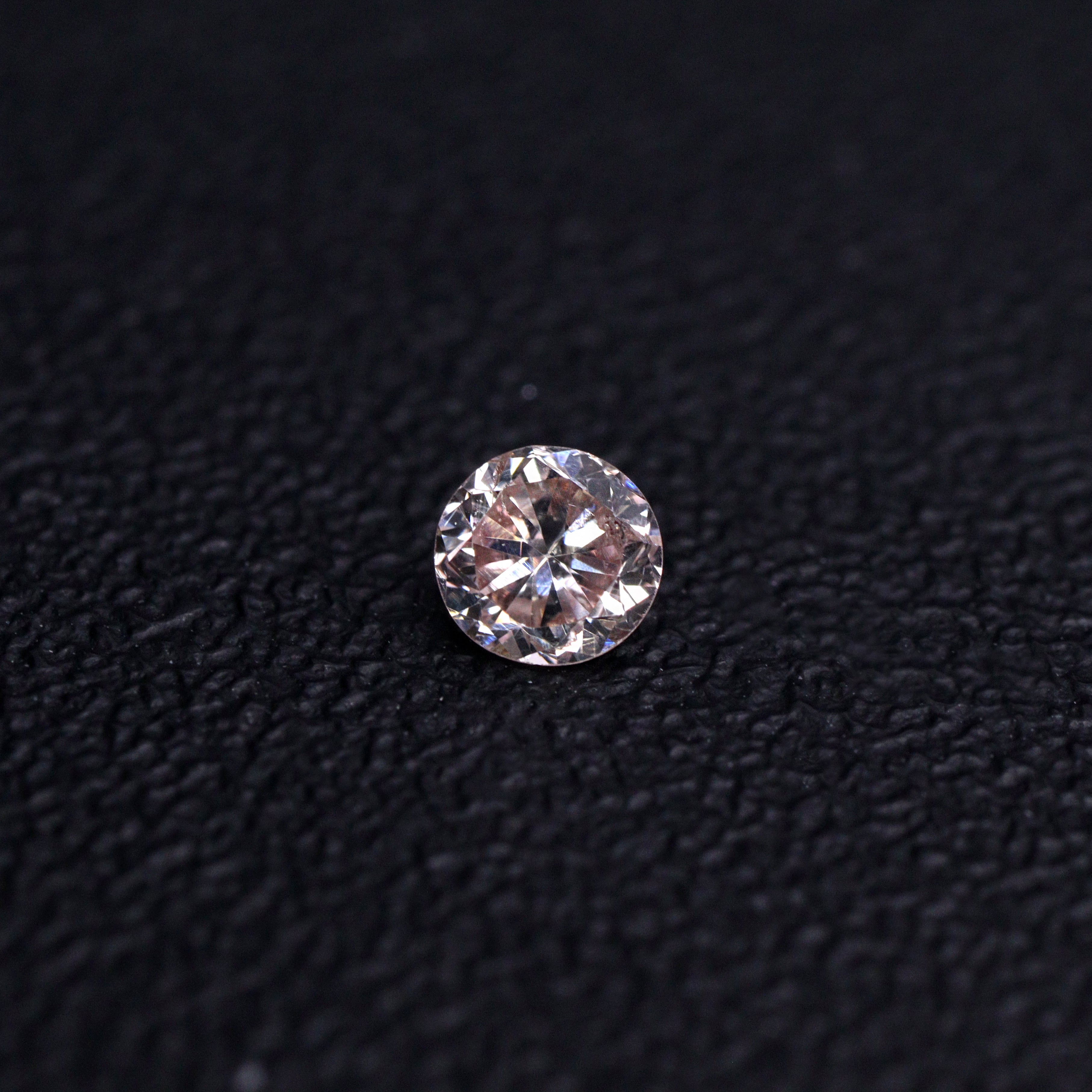 ピンクダイヤモンド<BR>fancy Light orangy pink<BR>0.104ct