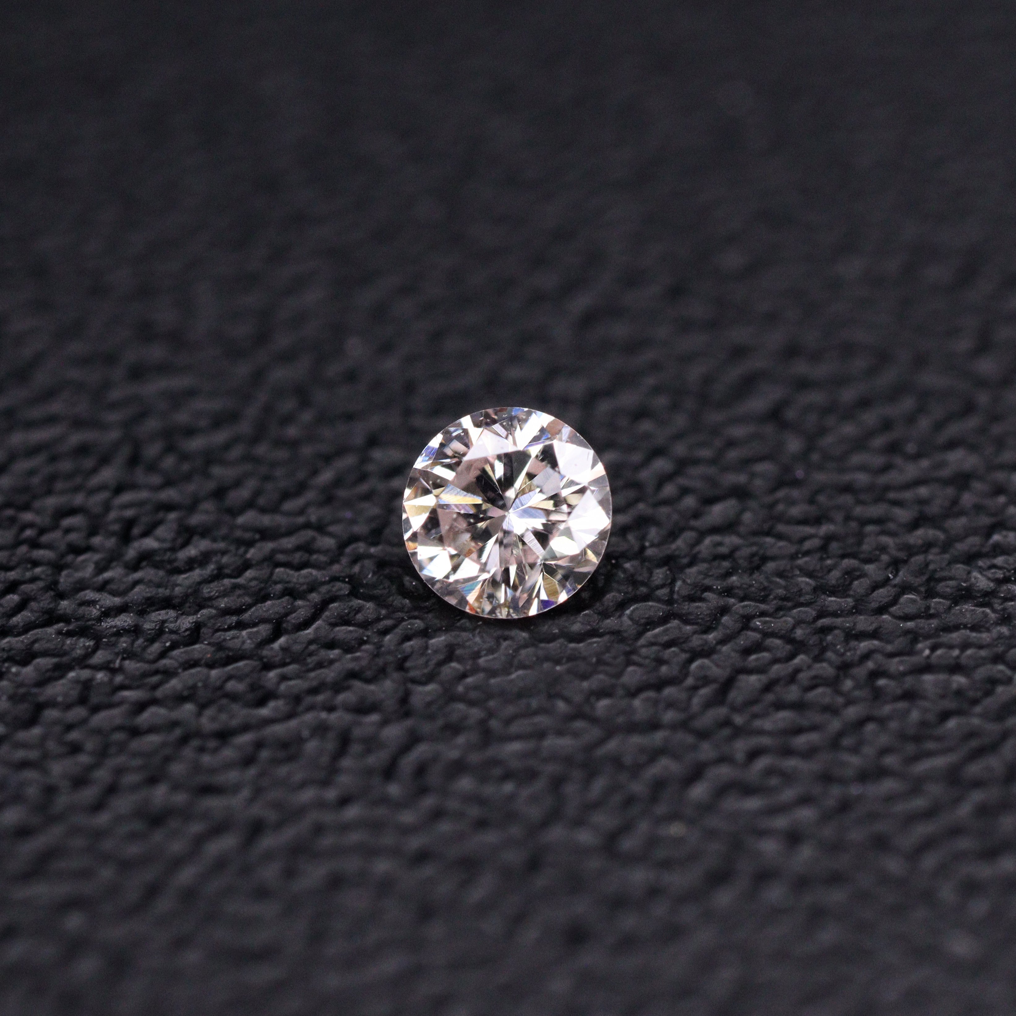 ピンクダイヤモンド<BR>very Light orangy pink<BR>0.088ct