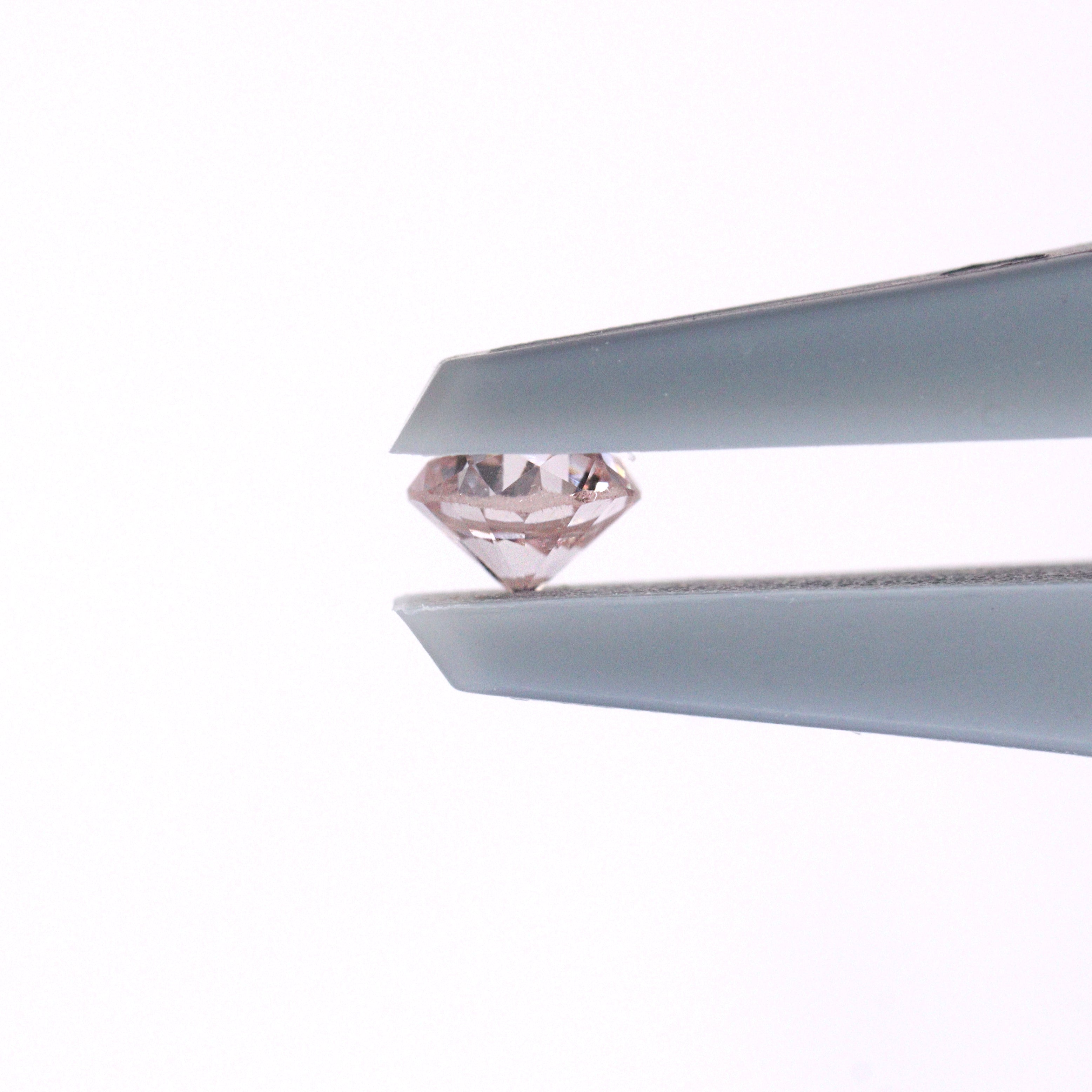 ピンクダイヤモンド<BR>Light orangy pink<BR>0.085ct