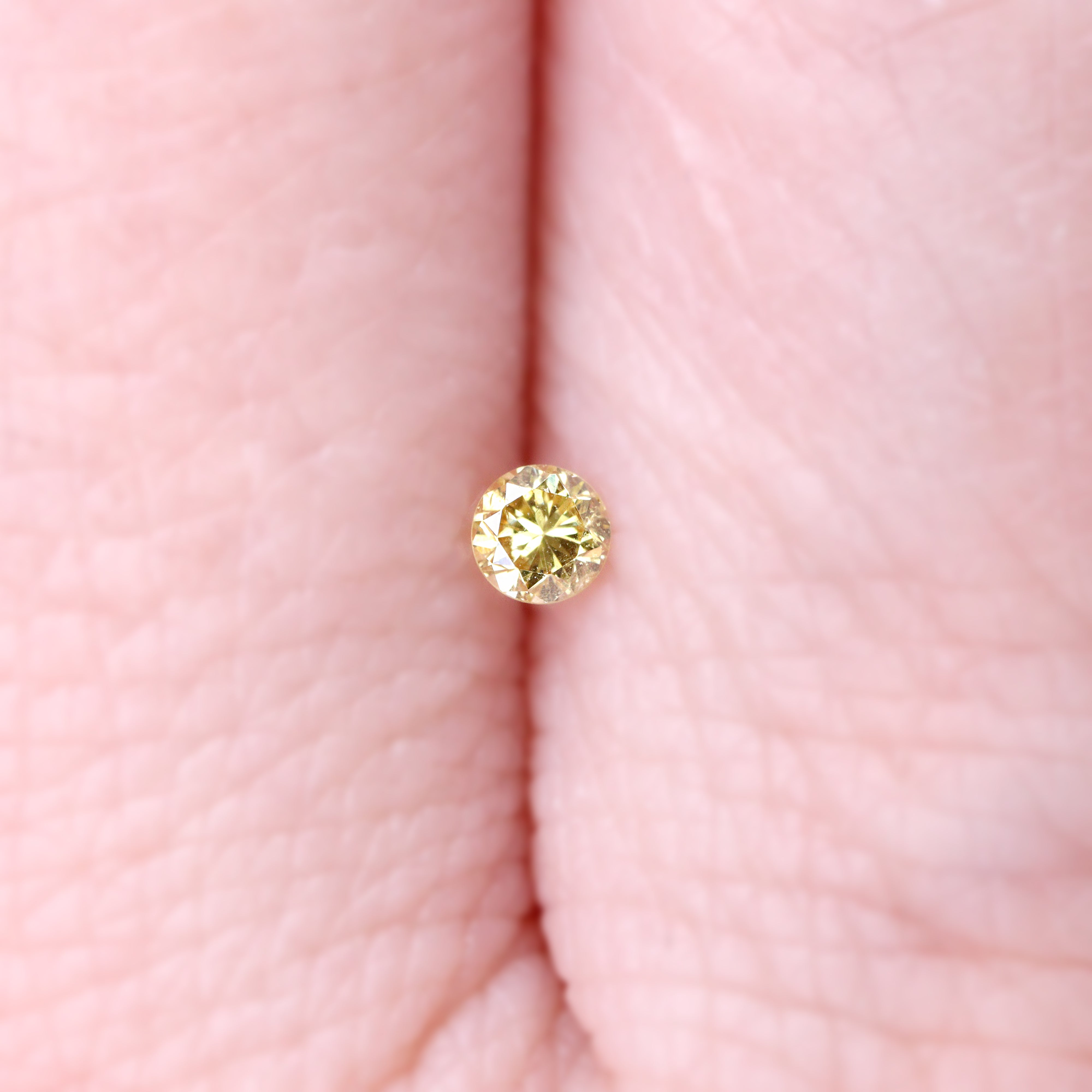 イエローダイヤモンド<BR>0.068ct
