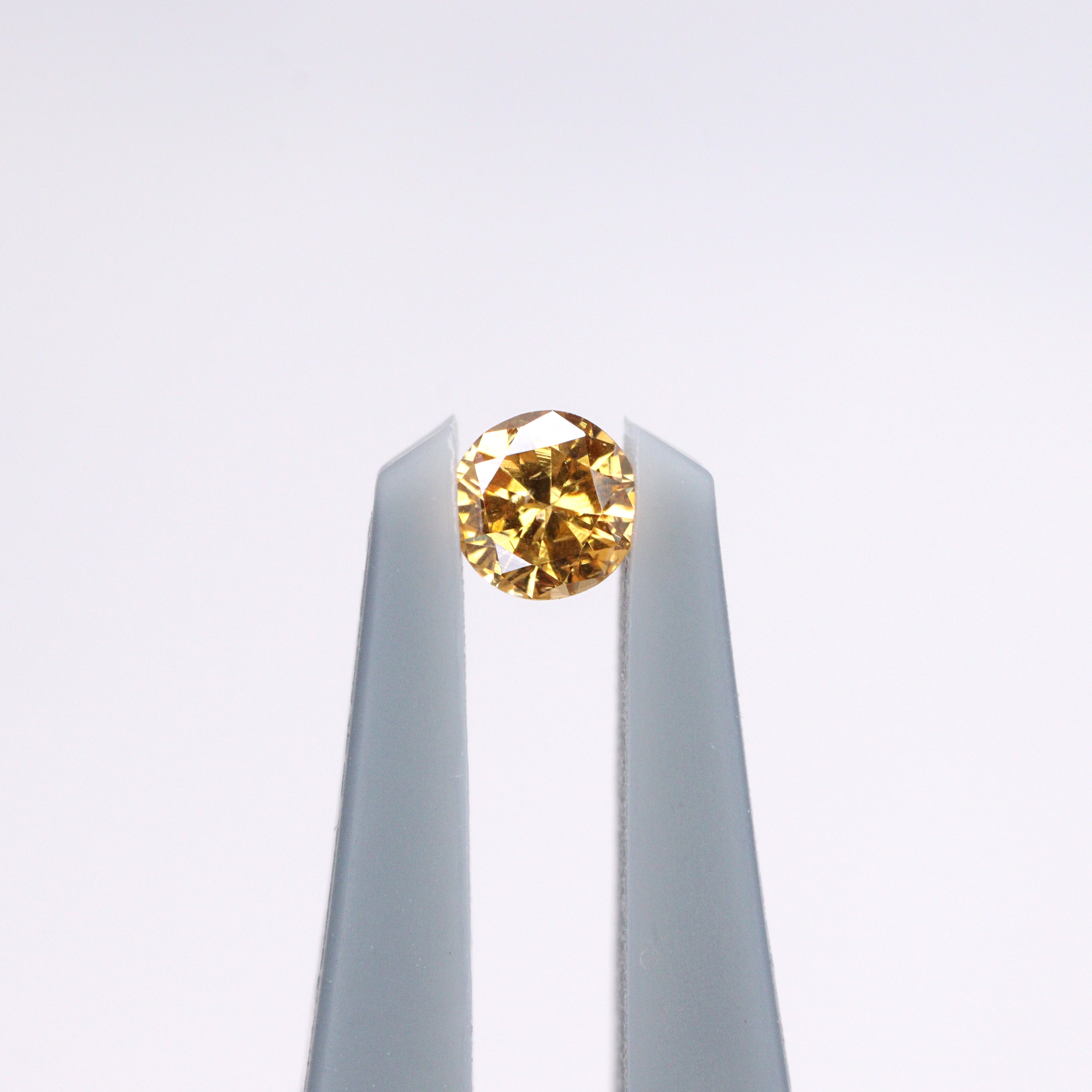 イエローダイヤモンド<BR>fancy deep orangy yellow<BR>0.053ct