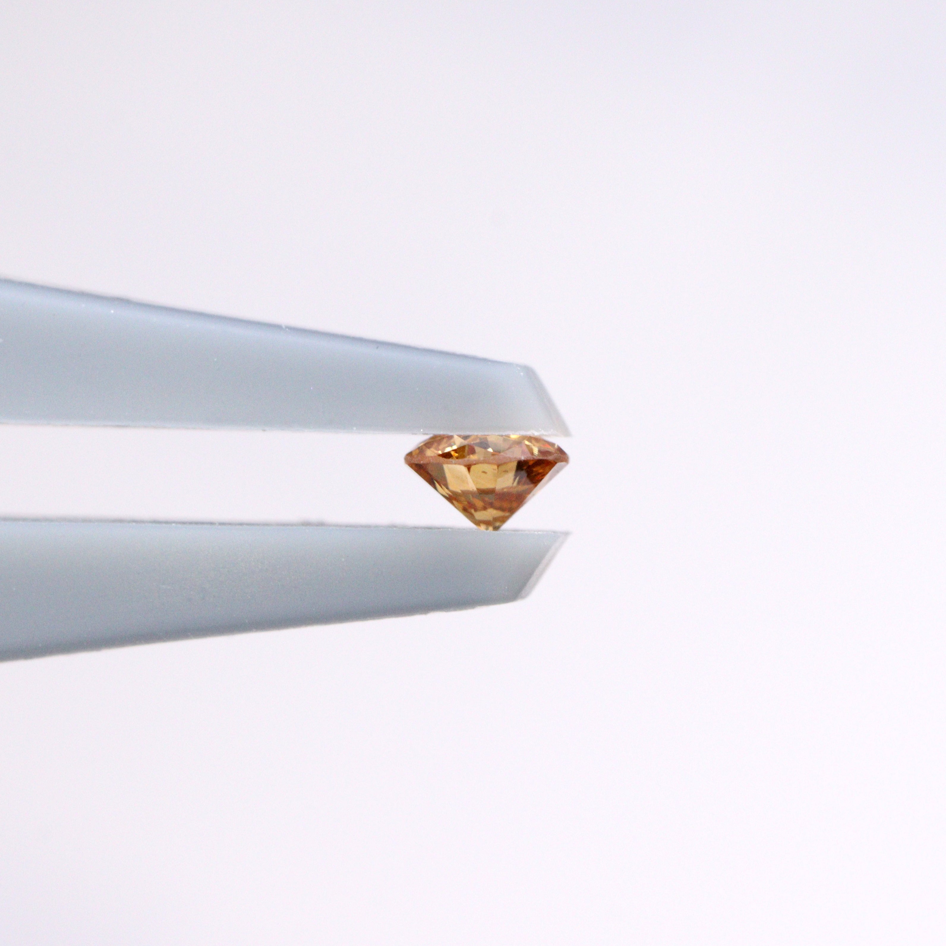 イエローダイヤモンド<BR>fancy deep orangy yellow<BR>0.053ct