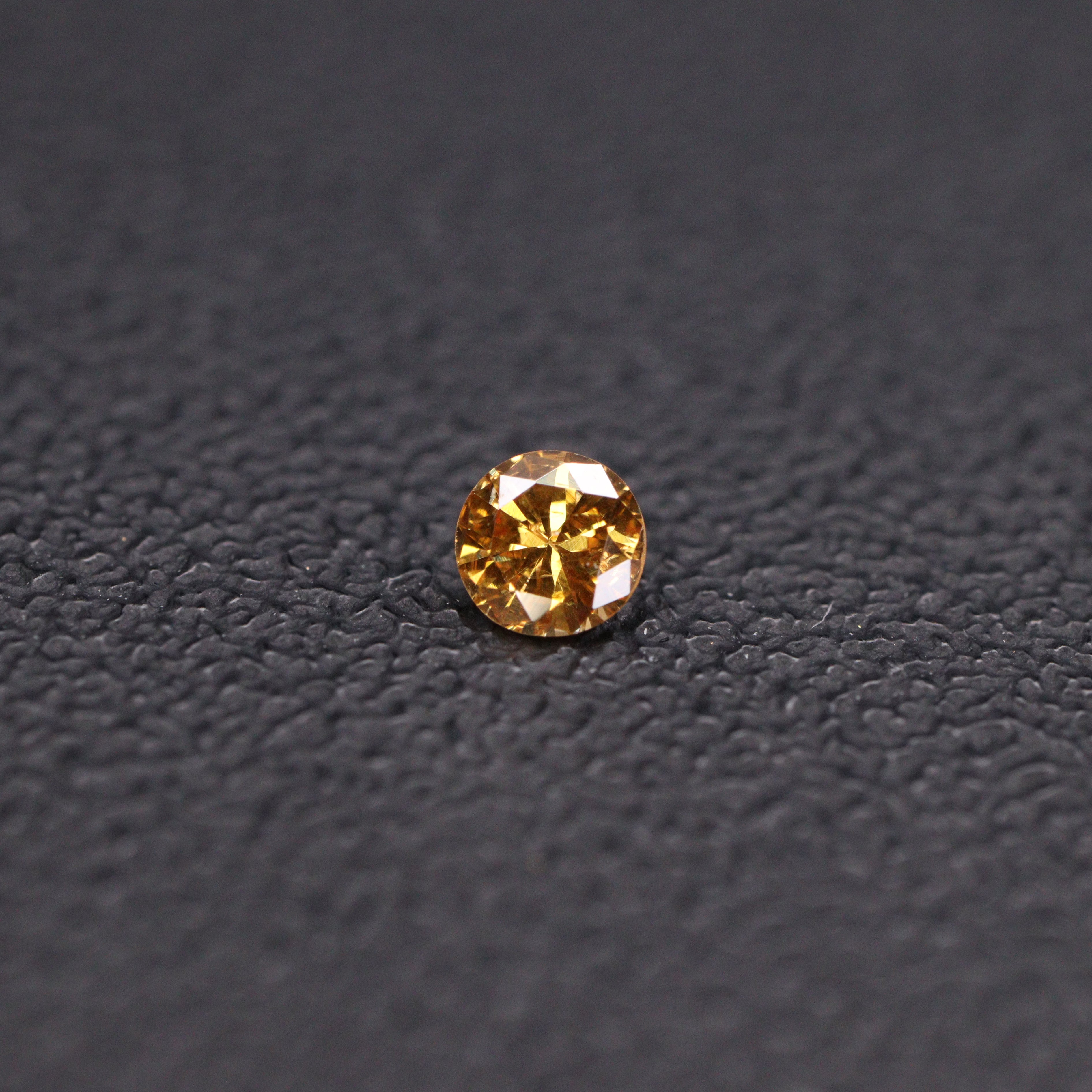 イエローダイヤモンド<BR>fancy deep orangy yellow<BR>0.053ct