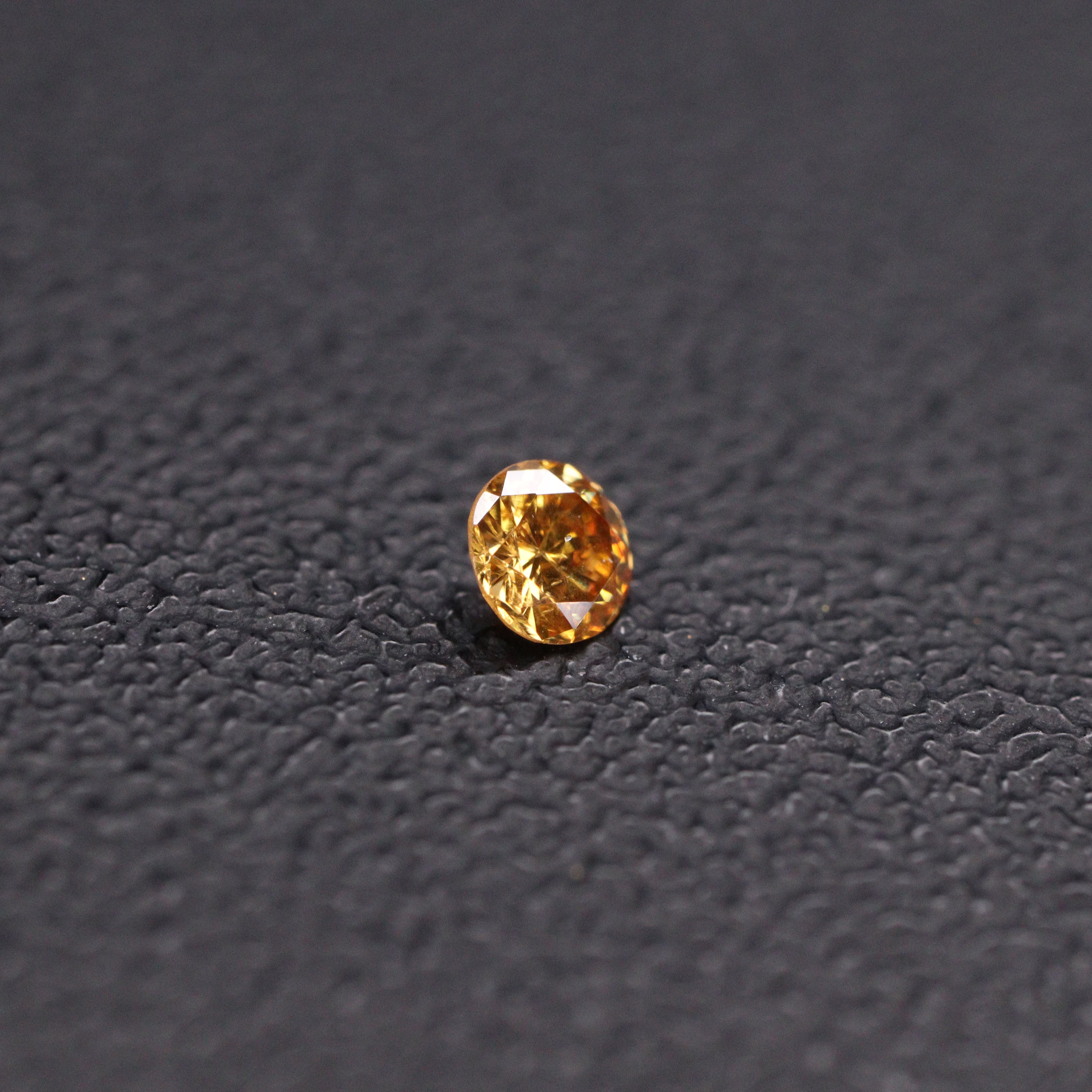 イエローダイヤモンド<BR>fancy deep orangy yellow<BR>0.053ct