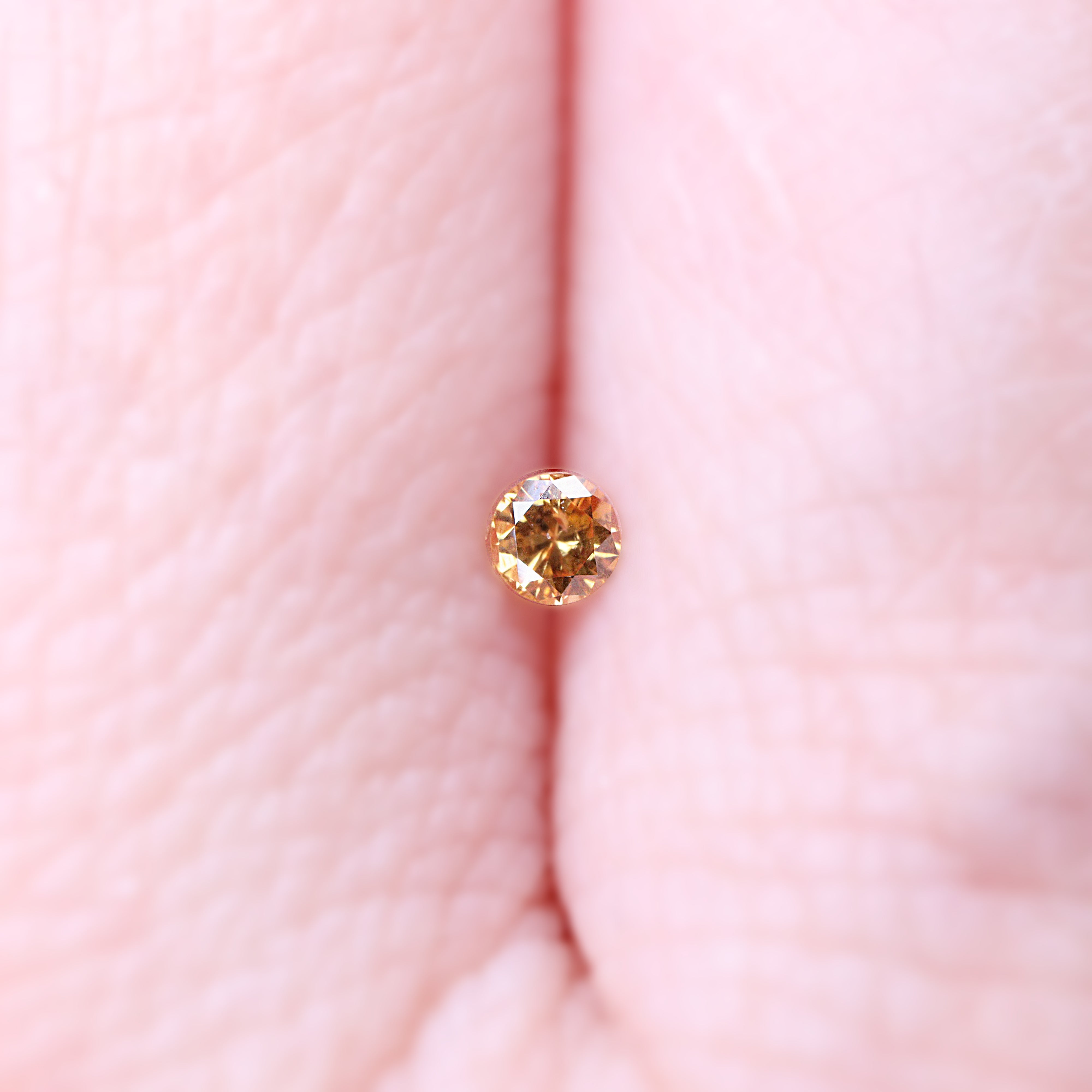 イエローダイヤモンド<BR>fancy deep orangy yellow<BR>0.053ct