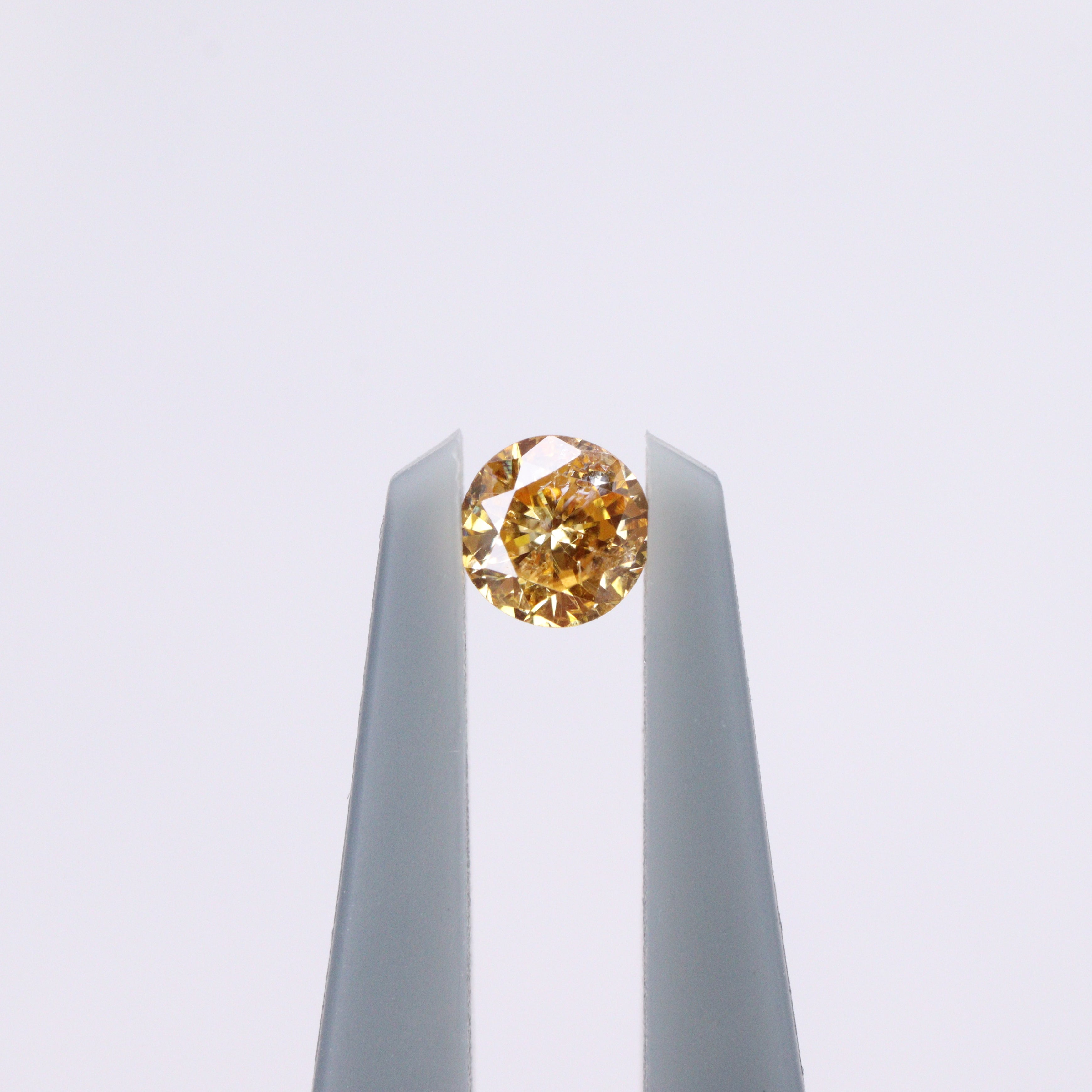 イエローダイヤモンド<BR>fancy intence orangy yellow<BR>0.081ct