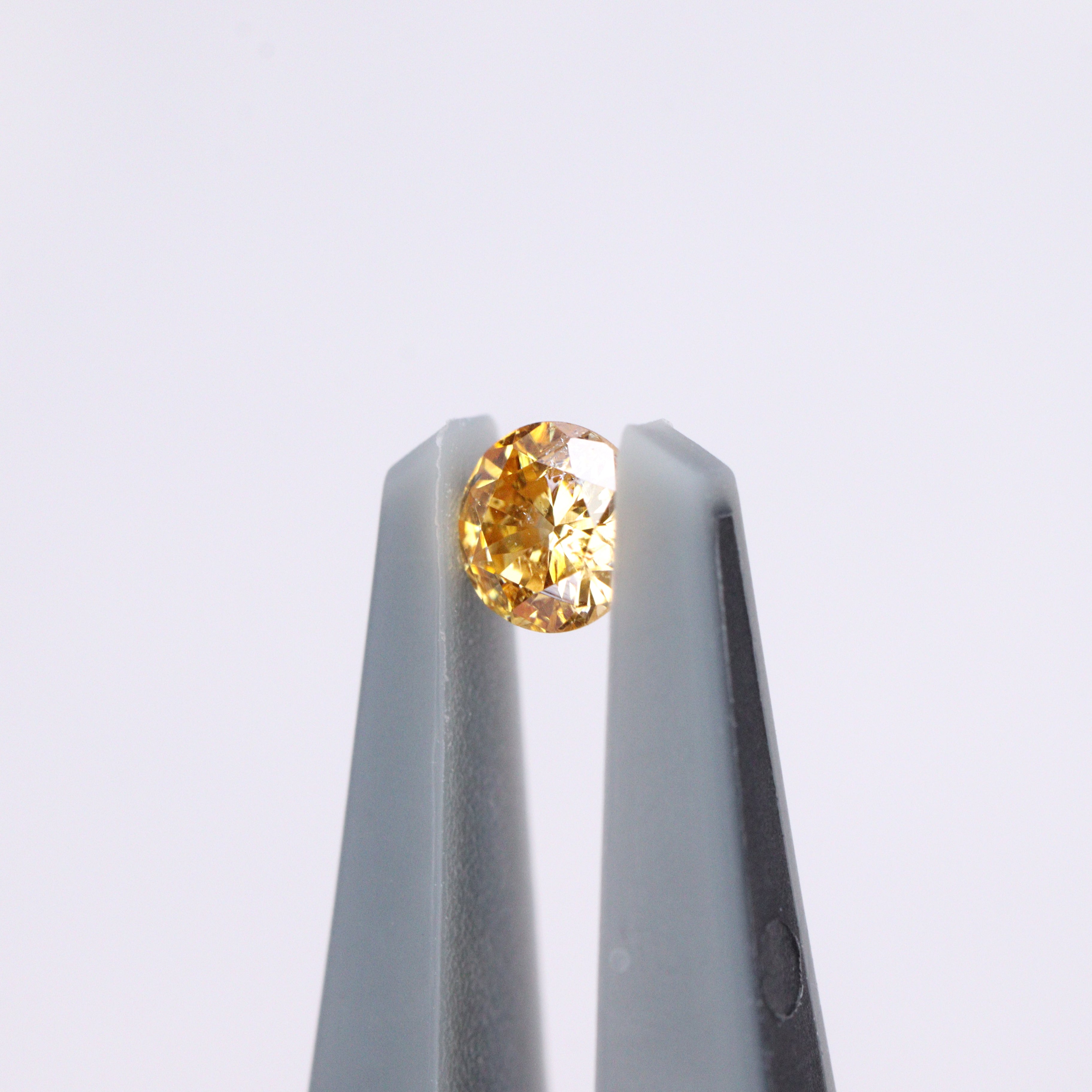 イエローダイヤモンド<BR>fancy intence orangy yellow<BR>0.081ct
