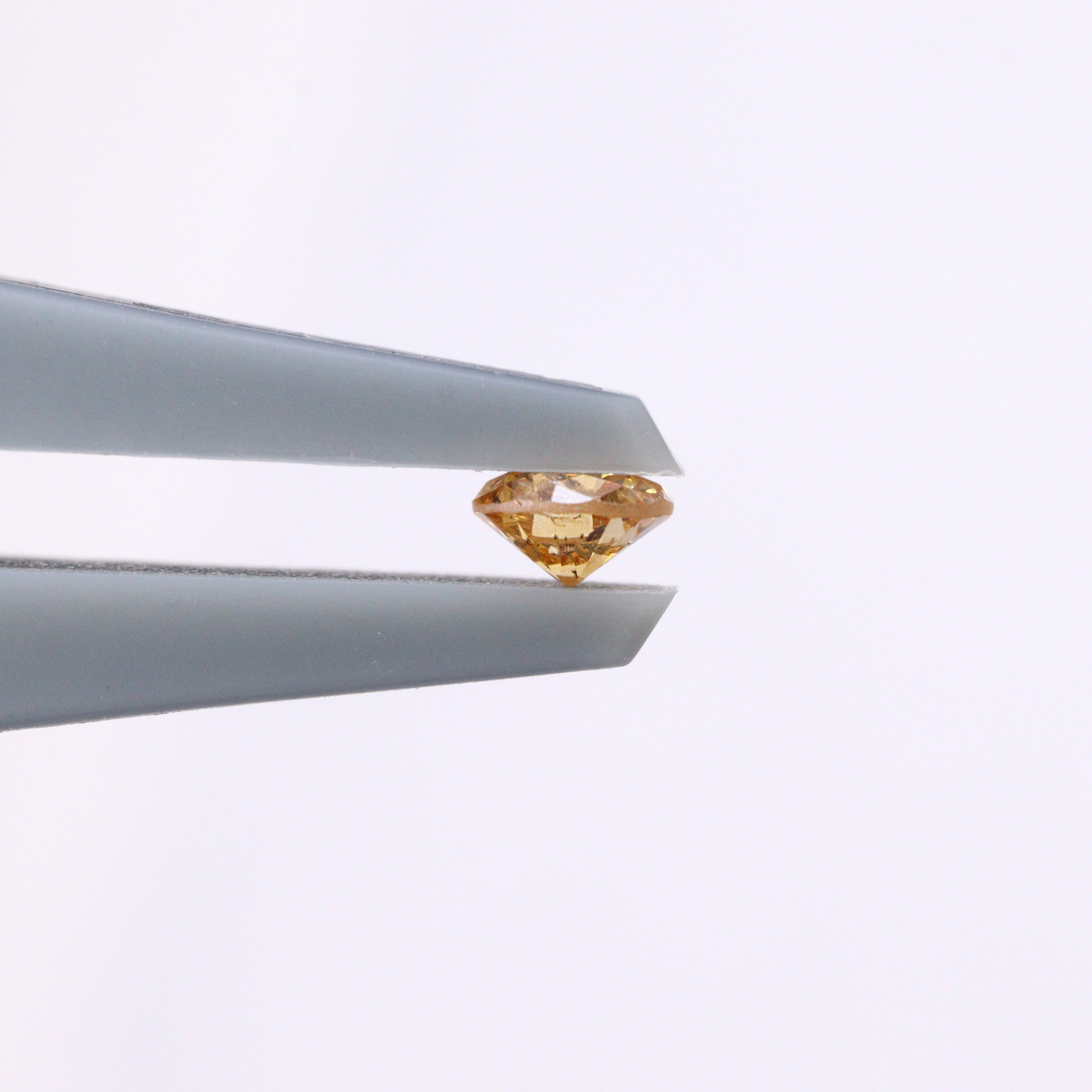 イエローダイヤモンド<BR>fancy intence orangy yellow<BR>0.081ct