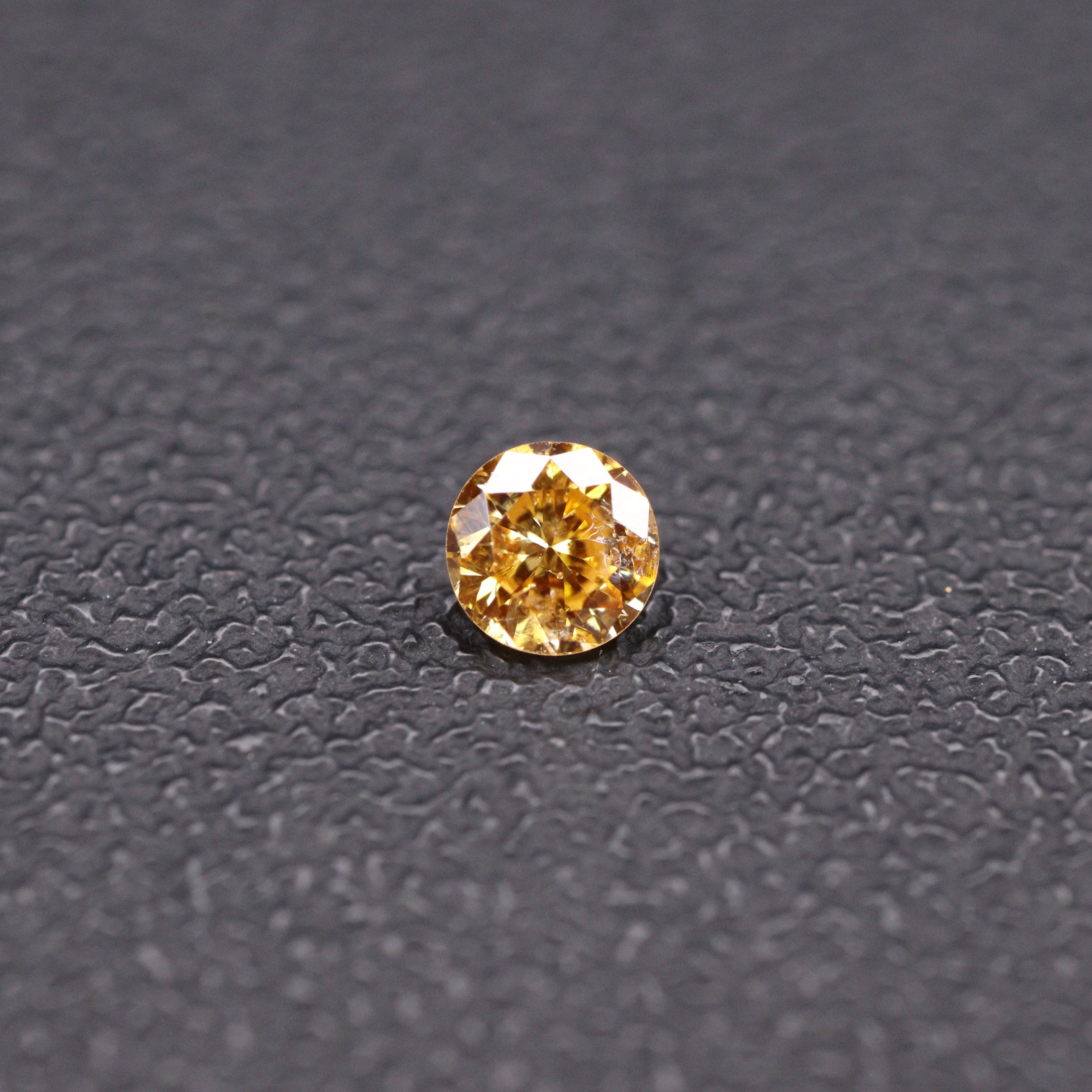 イエローダイヤモンド<BR>fancy intence orangy yellow<BR>0.081ct