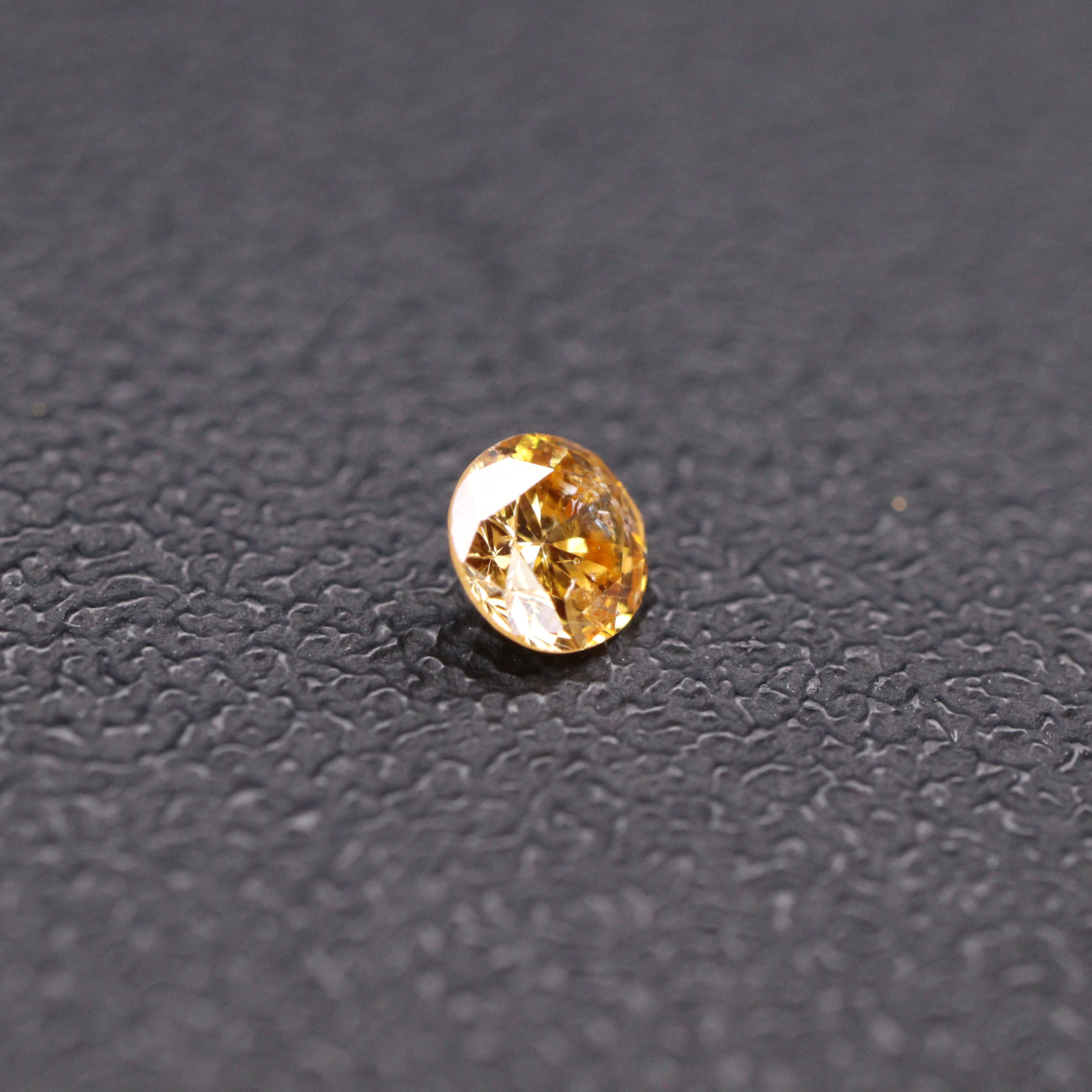 イエローダイヤモンド<BR>fancy intence orangy yellow<BR>0.081ct