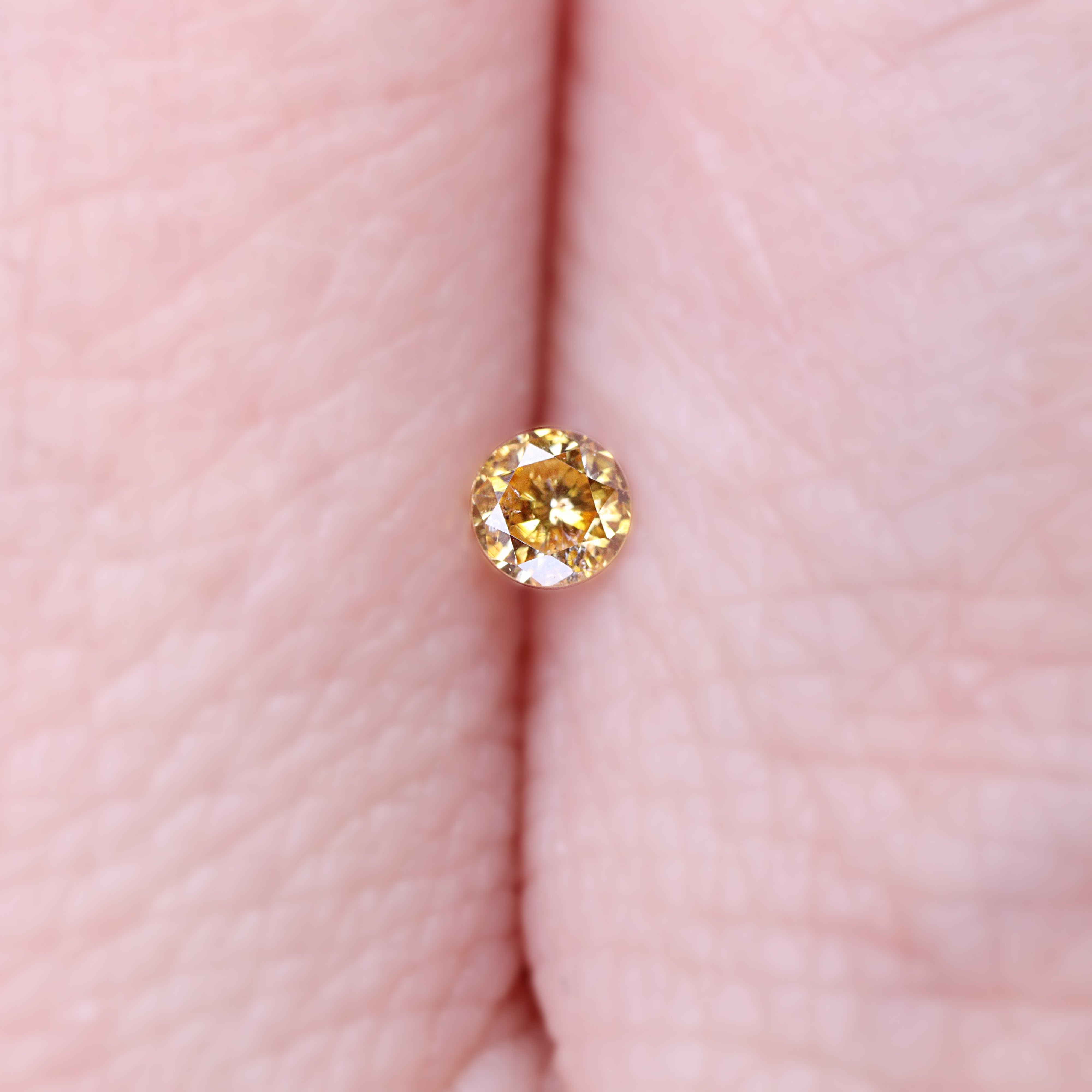 イエローダイヤモンド<BR>fancy intence orangy yellow<BR>0.081ct