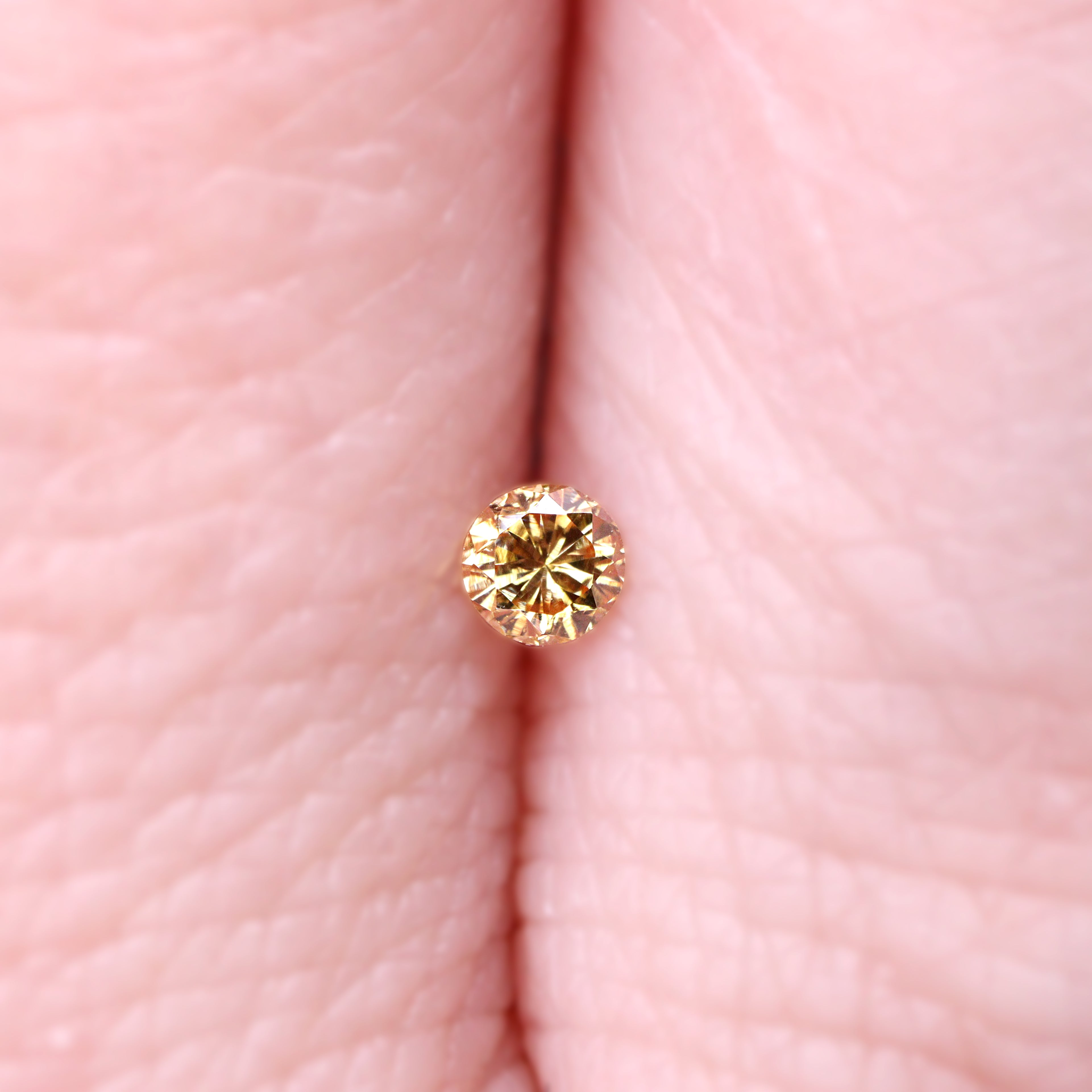 イエローダイヤモンド<BR>0.057ct