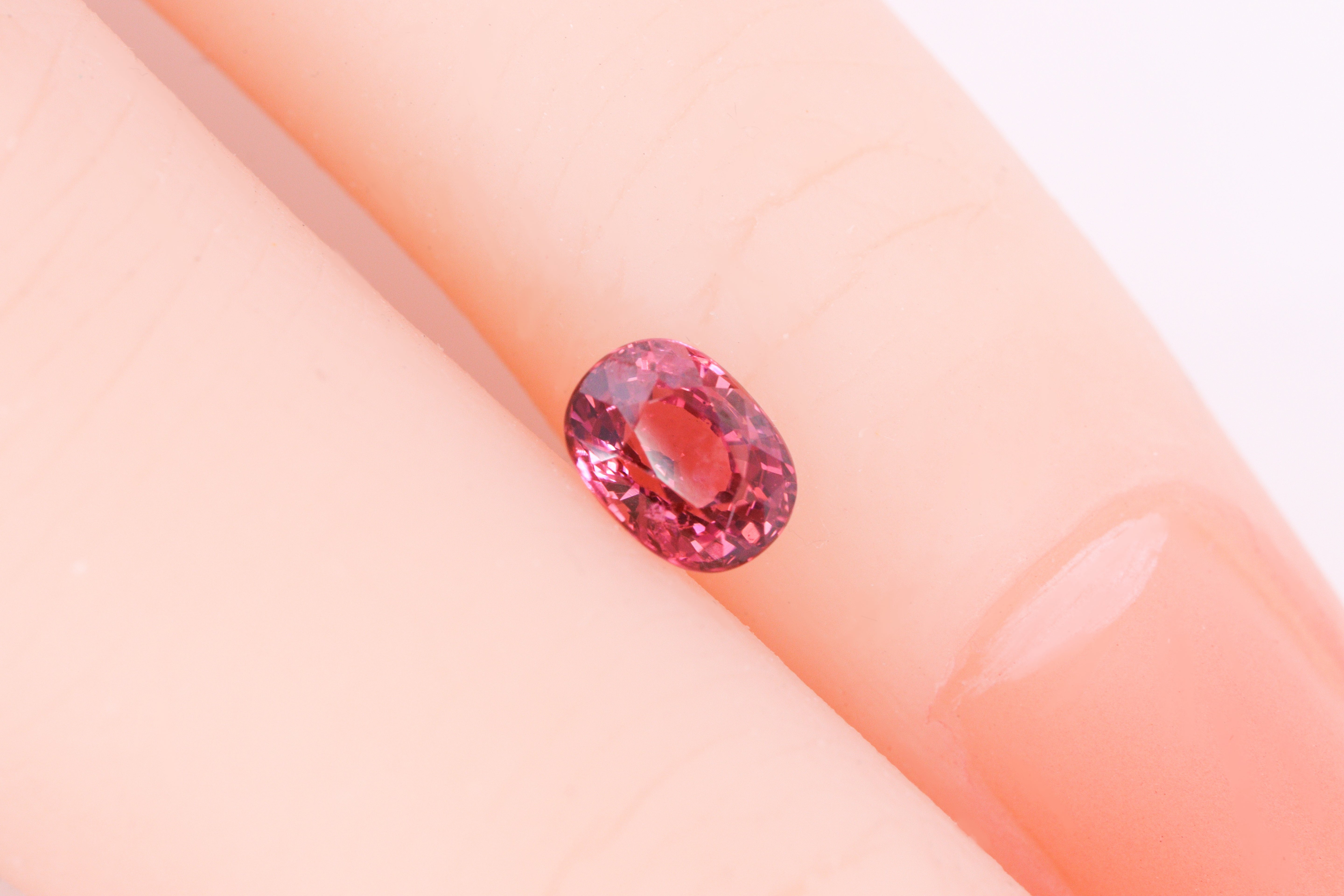 レッドスピネル0.84ct 【AR977】
