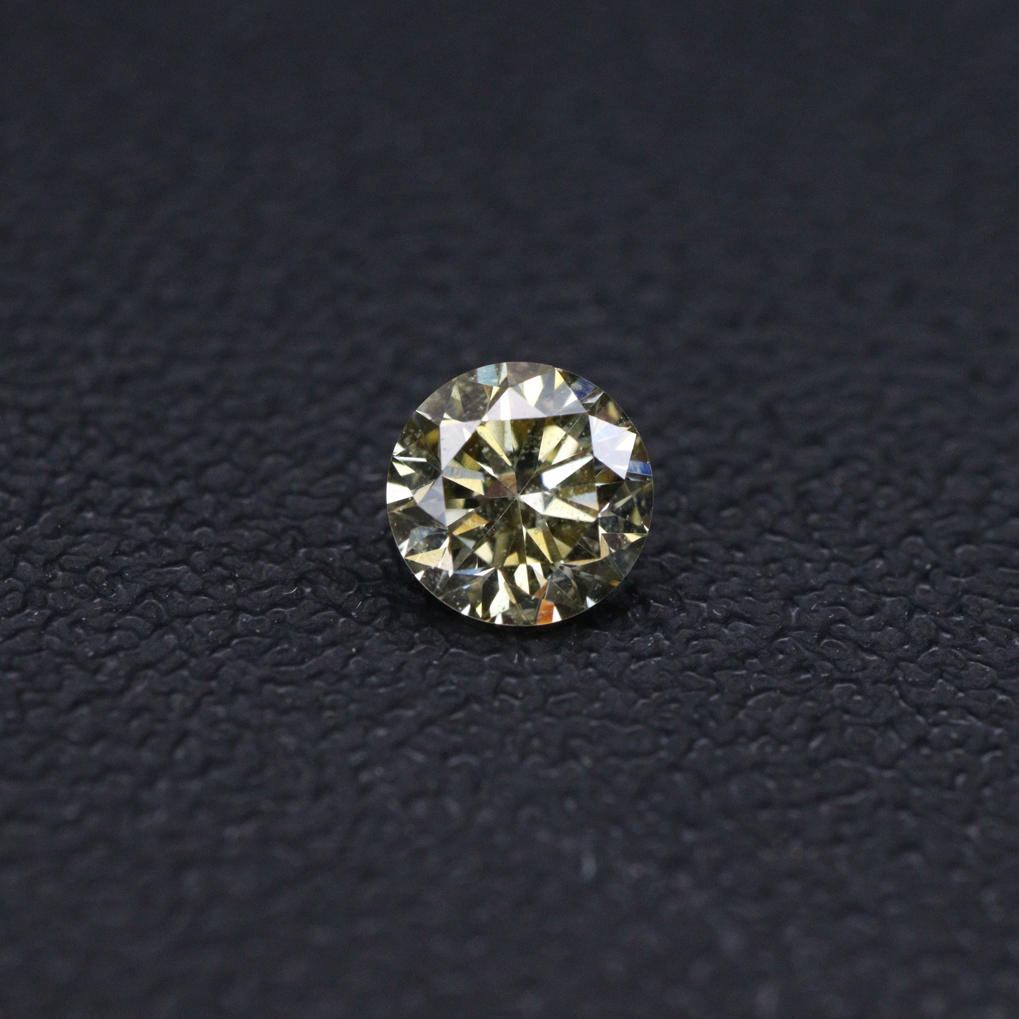 イエローダイヤモンド<BR>（カメレオンダイヤモンド）<BR>Fancy Light Grayish Greenish Yellow<BR>0.190ct