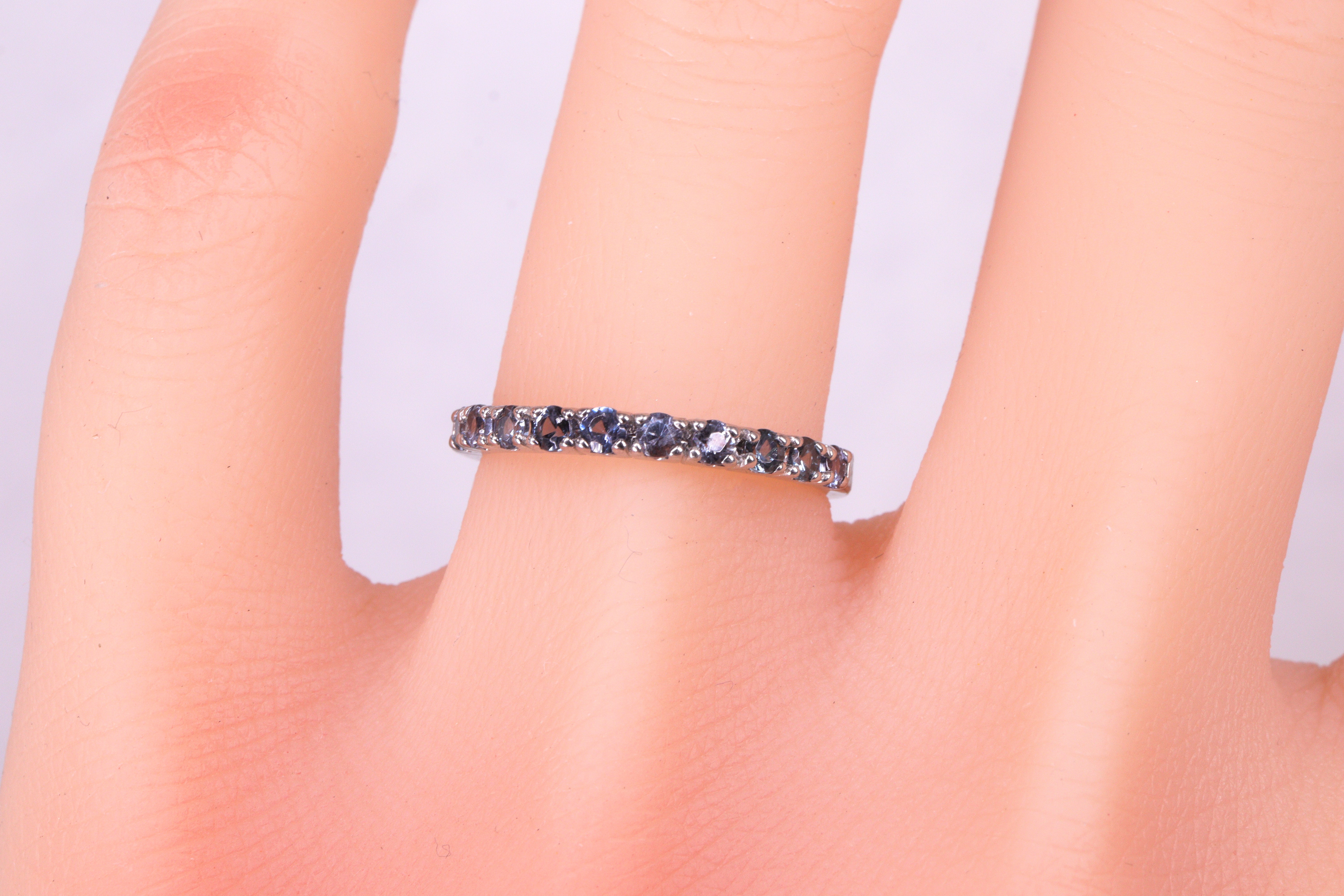 カラーチェンジガーネット エタニティリング 4本爪タイプ