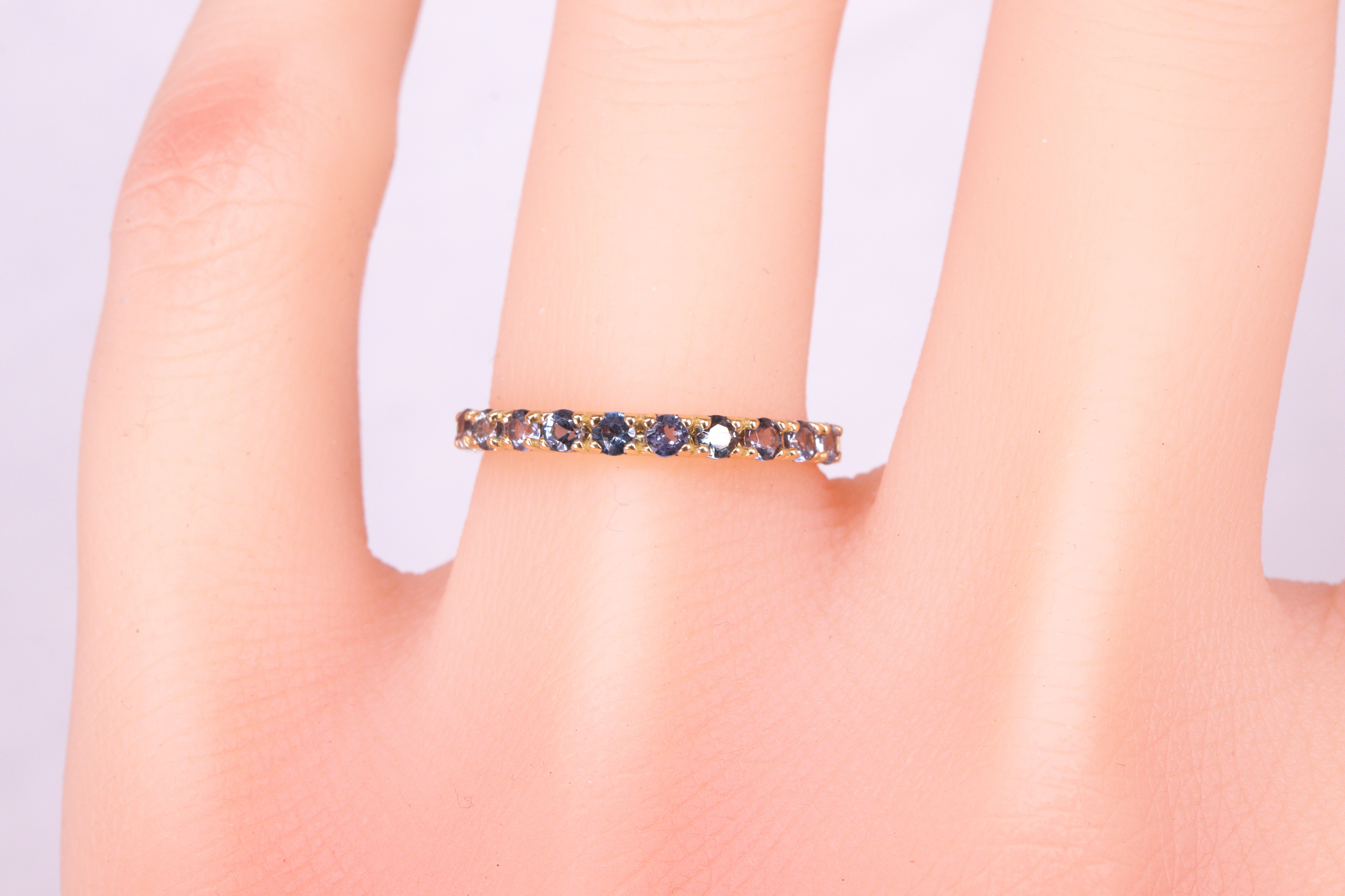 カラーチェンジガーネット エタニティリング 4本爪タイプ